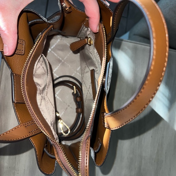 Michael Kors Emilia Small Logo Satchel. New, never carried - Picture 4 of 8